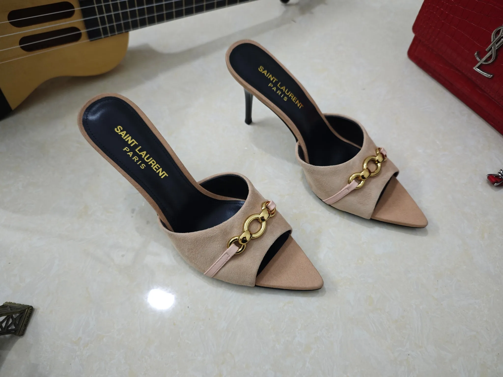 👟👟Ex-factory price 520👟👟【Saint Laurent】Yves Saint Laurent, stiletto heel YSL sandals💃2025 early spring counter synchronizes the latest styles, YSL, decoration👠 Classic and high-quality glamorous masterpieces, the hottest spring and summer series in the counter, with temperament, fashion, classic and attractive design style 😌The effect on the feet is particularly beautiful〰️, the materials are imported from Italy 🇮🇹Black sheep, lining, and foot pads; sheepskin, mid-heeled sandals, size 35-41 (34.41.42 must be customized, non-refundable) outsole; imported genuine leather outsole, with full counter packaging
